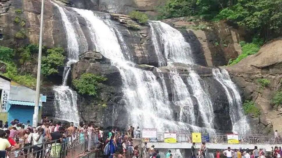குற்றால அருவியில் இரவு நேர குளியல்; சுற்றுலா பயணிகள் குஷி