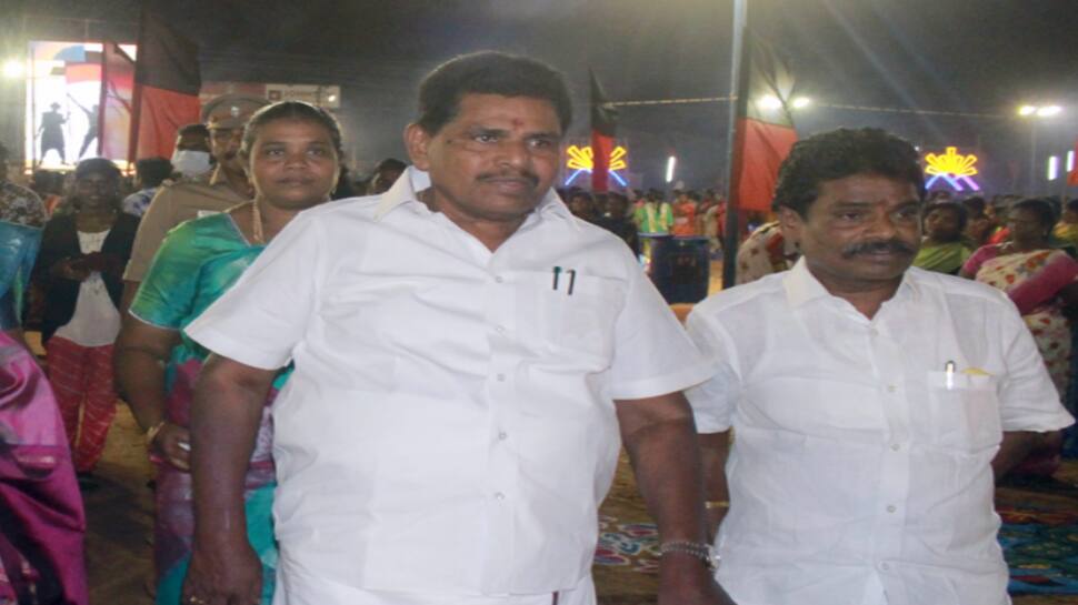 விட்டுப்போகாத பாசம்... எம்ஜிஆர் பாடல் பாடி பண மழையில் நனைந்த அமைச்சர்