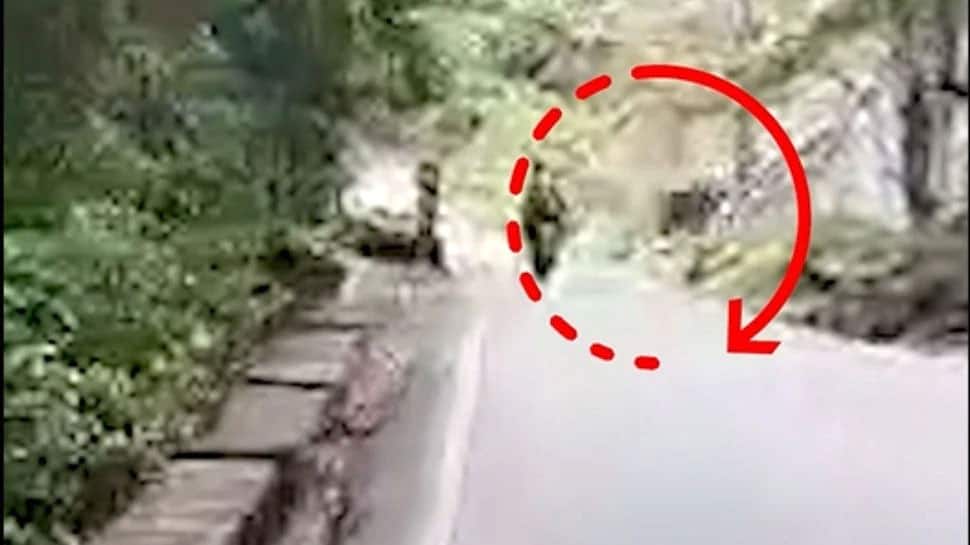 VIDEO: எமனாக வந்த பாறைக்கல்; மனம் பதற வைக்கும் வீடியோ