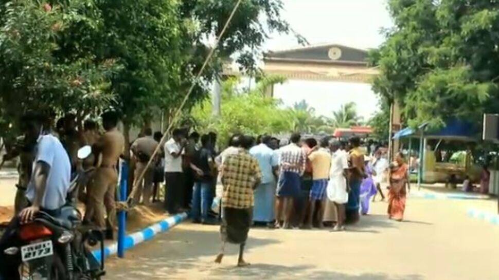 தேனி : தகாத உறவை கண்டித்த மனைவியை வெட்டிக்கொலை செய்த கணவர்