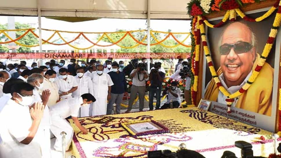  ஓராண்டு நிறைவு - அண்ணா, கருணாநிதி நினைவிடங்களில் முதலமைச்சர் மரியாதை