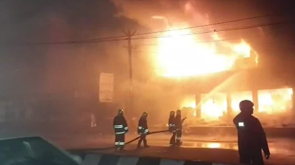 சென்னையில் தீயிக்கு இறையான பிரபல துணிக்கடை!