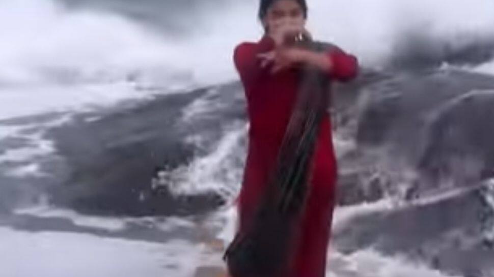 கடல் அலையில் பாறை மீது தவறி விழுந்த டிடி அக்கா