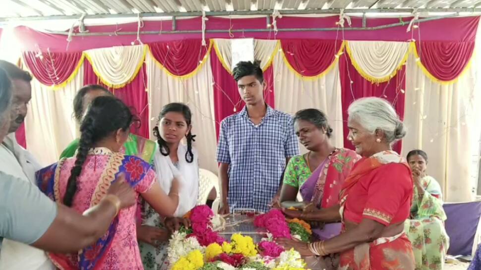 வீட்டில் உயிரிழந்த தந்தையின் உடல் - 11ம் வகுப்பு பொதுத்தேர்வு எழுதிய மகன்