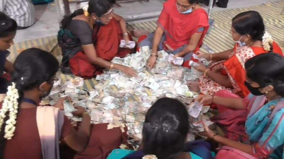 பழனி : உண்டியல் காணிக்கை எண்ணும் போது தங்க‌நகைகளை திருடிய பெண் ஊழியர்..!