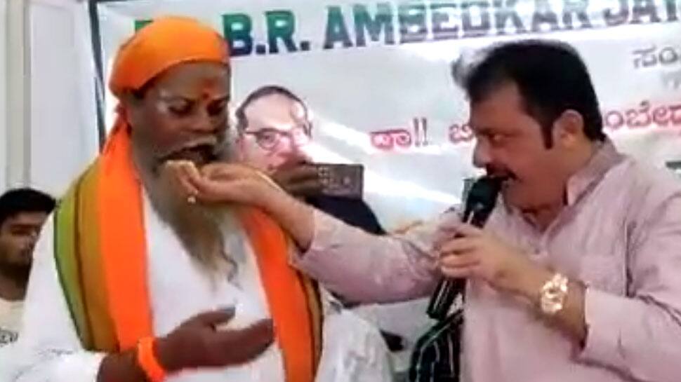 தலித் சாமியாரின் எச்சில் உணவை வாங்கி சாப்பிட்ட காங்கிரஸ் எம்.எல்.ஏ