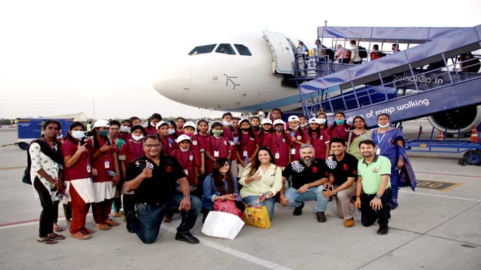 நாம ஜெயிச்சுட்டோம் மாறா...விமானத்தில் பறந்த வசதியற்ற மாணவிகள்