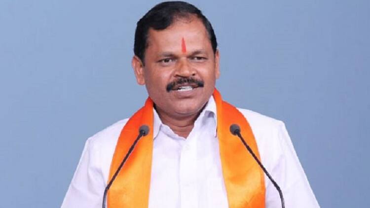 மாணவிகள் முன் நிர்வாணமாக நின்ற இந்து மக்கள் கட்சியின் மாவட்டச் செயலாளர் கைது!