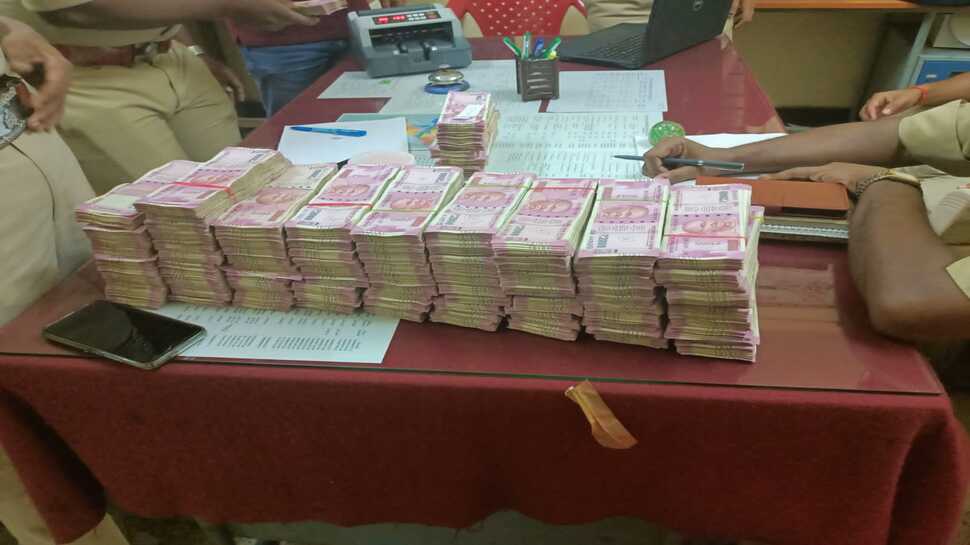 ரயிலில் ‘வித் அவுட்’டில் பயணித்த இளைஞரின் பையில் 2 கோடி - எங்கு பிடிபட்டது?