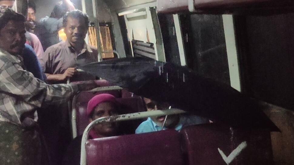 பேருந்துக்குள் குடை பிடித்தபடி செல்லும் பயணிகள்! - புதுக்கோட்டை அரசுப் பேருந்துகளின் நிலை என்ன ?