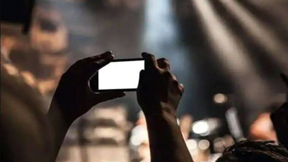 சுவர் ஏறி குதித்து பெண்களை மடக்கி மடக்கி கிளிக் எடுக்கும் ஆபாச அரக்கன் - பெண்களே உஷார்!