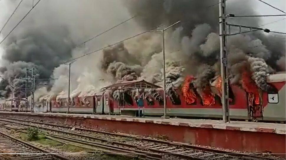 Agneepath Scheme Protest: அக்னிபாத் திட்டத்திற்கு எதிராக 3வது நாளாக போராட்டம் - ரயில்களுக்கு தீ வைப்பு 