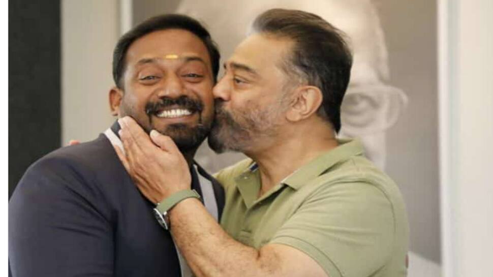 ரோபோவுக்கு உலகநாயகன் கொடுத்த முத்தம்... வைரலாகும் புகைப்படம்