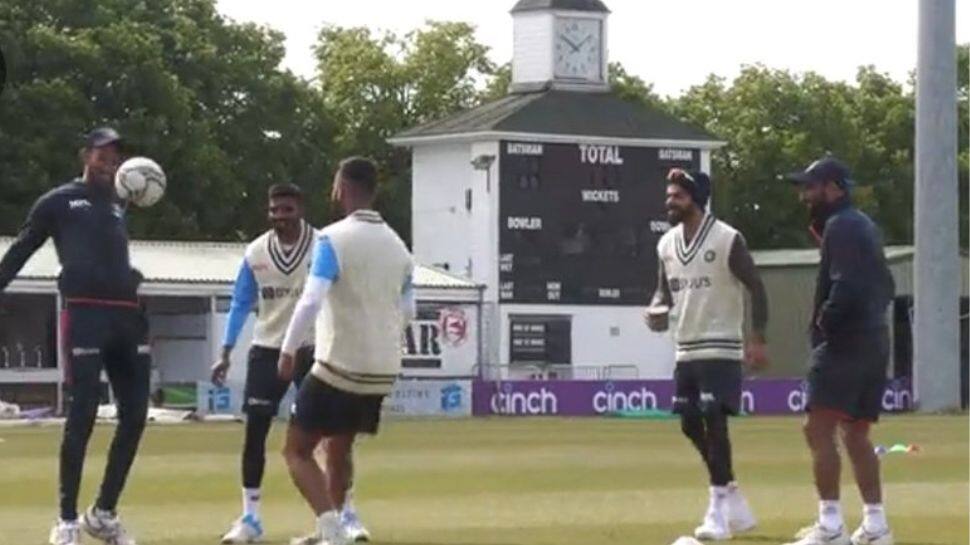 கிரிக்கெட் விளையாடபோன இடத்தில புட்பால் விளையாடிய இந்திய வீரர்கள்