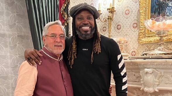 விஜய் மல்லையாவுடன் கிறிஸ் கெயில் எடுத்துக்கொண்ட புகைப்படம் வைரல்!