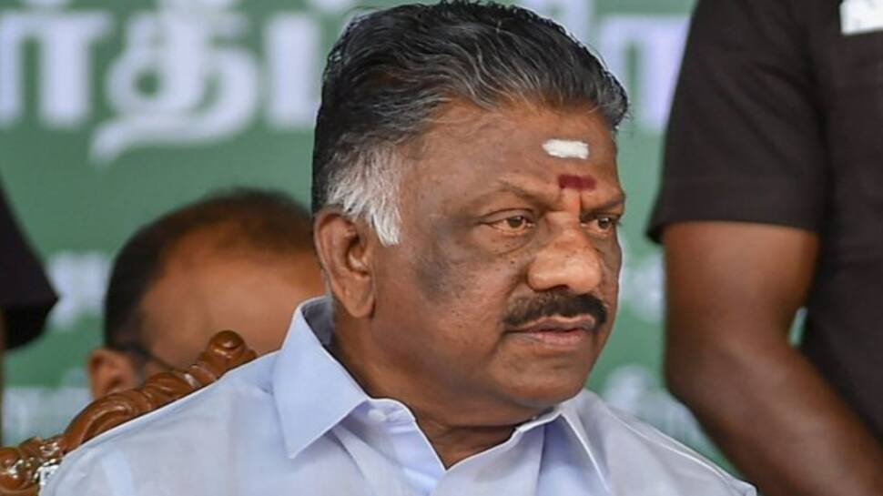 தண்ணீர் பாட்டில்கள் வீச்சு... பஞ்சர் செய்யப்பட்ட கார்; பொதுக்குழுவிலிருந்து வெளியேறிய ஓபிஎஸ்