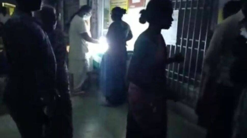 யுபிஎஸ் வெளிச்சத்தில் பெண்ணுக்கு பிரசவம் பார்த்த அவலம் !