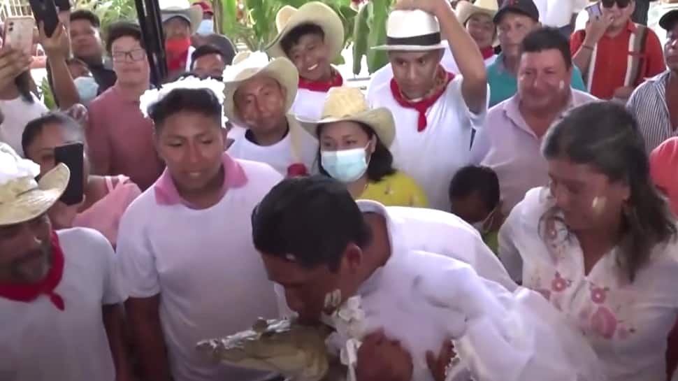 முத்தமிட்டு முதலையை மணந்த மேயர் - மெக்சிகோவில் விநோதம்