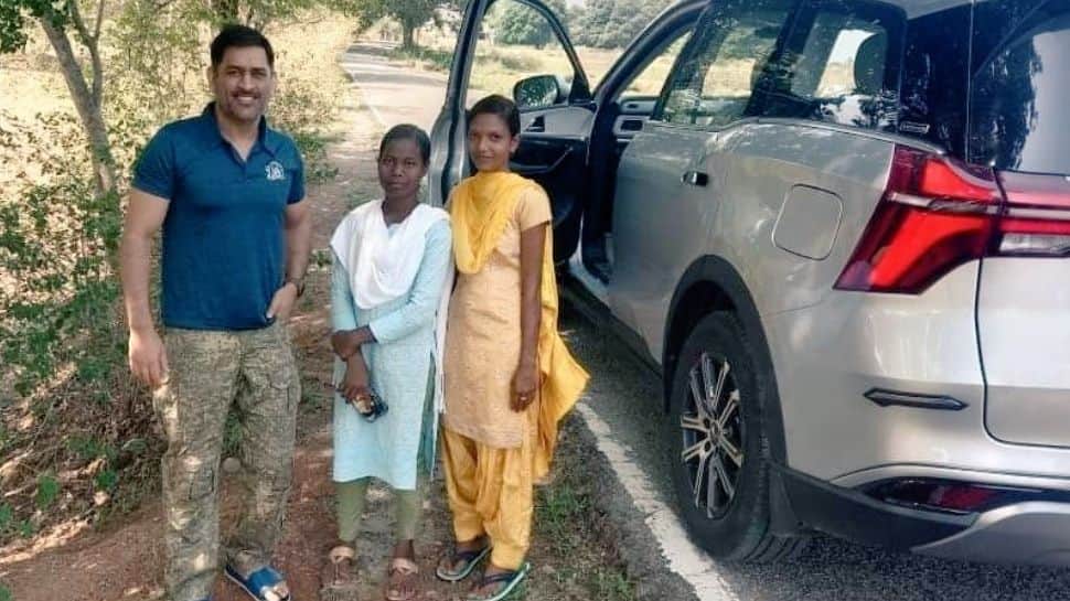 கிராமத்துக்கு விசிட் அடித்த தோனி - சிறுமிகளுக்கு கொடுத்த சர்பிரைஸ்