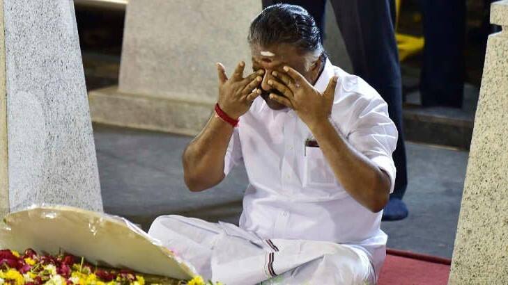 எட்டப்பன் ஆனாரா ஓ.பன்னீர்செல்வம்: ஒப்பிட்ட முன்னாள் அமைச்சர்