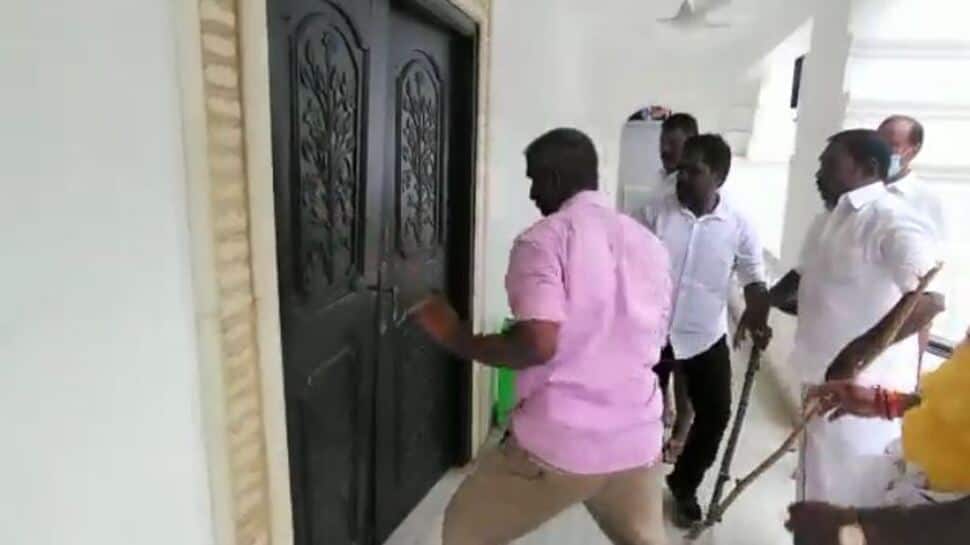 அத்துமீறி நுழைந்த ஓபிஎஸ் - அதிமுக தலைமை அலுவலகத்துக்கு சீல் 