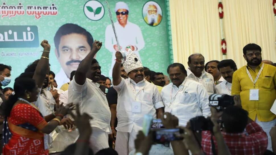 இடைக்கால பொதுச்செயலாளர் பழனிசாமிக்கு கிடைத்த ‘புரட்சி’ பட்டம்