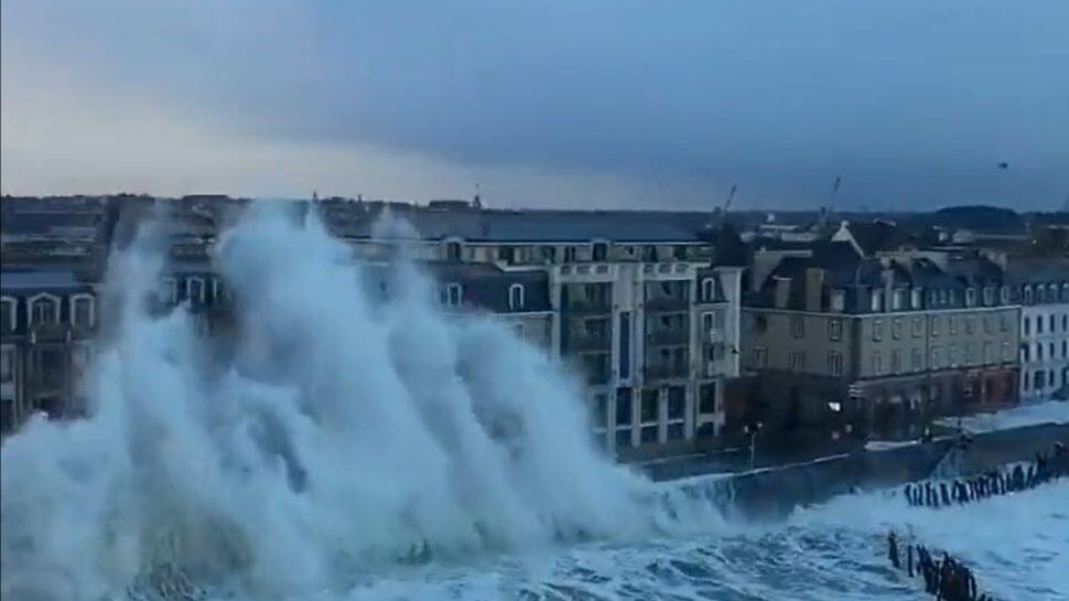 Saint Malo Sea wall Waves Video Viral Viral Video Giant waves wash