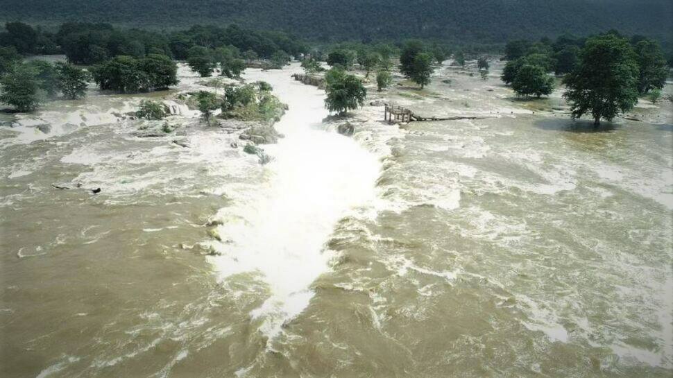அருவிகளையே மூழ்கடித்தவாறு கரைபுரண்டு ஓடும் காவிரி - எச்சரிக்கை !