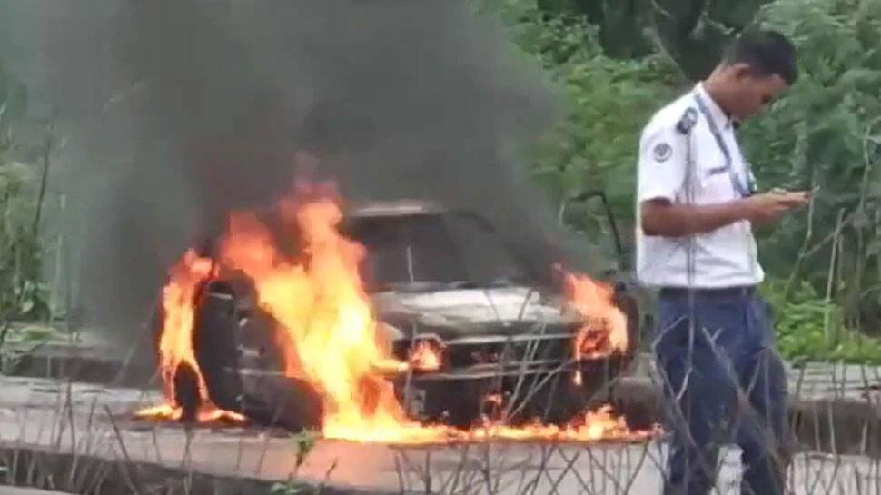 காரில் பயணிக்கும் போது குடும்பத்தையே தீ வைத்து கொளுத்திய நபர்