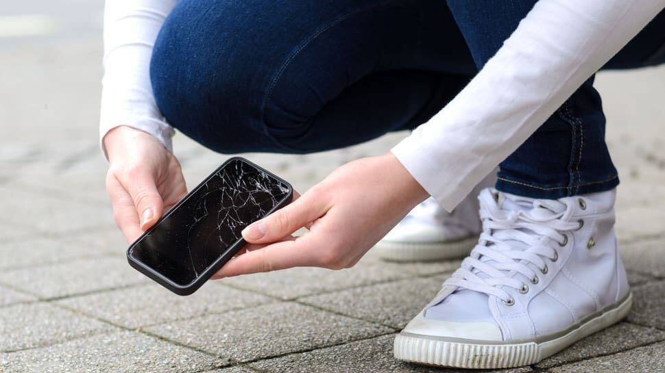 Tech Tips: விரிசல் அடைந்த மொபைல் திரையை வீட்டிலேயே சரி செய்யலாமா... உண்மை என்ன