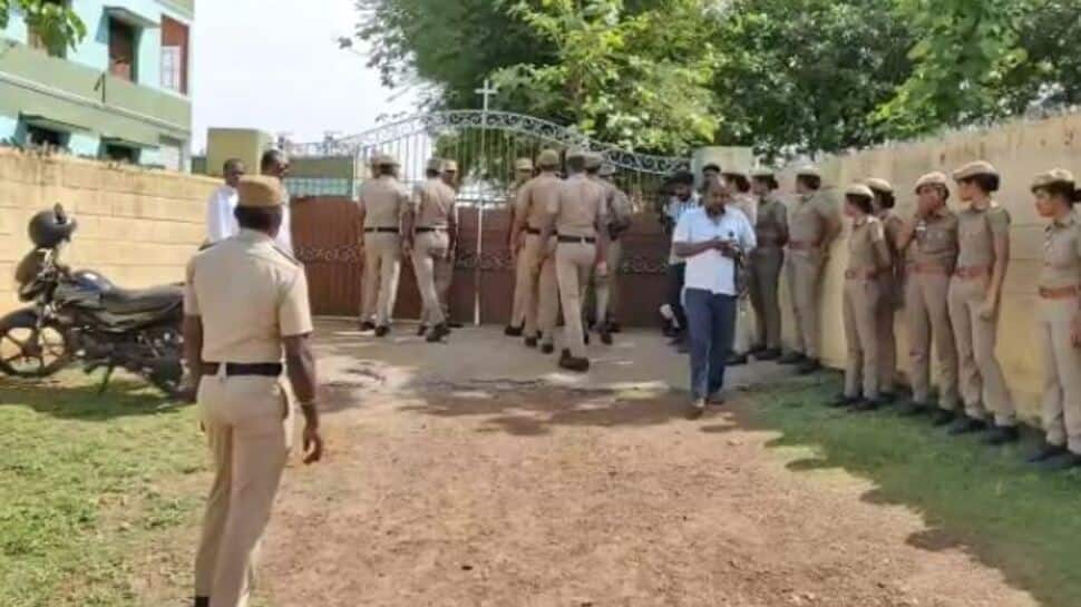 திருவள்ளுவர் மாணவி தற்கொலை - பள்ளி வளாகத்திற்குள் வைத்தே ஆசிரியைகளிடம் விசாரணை 