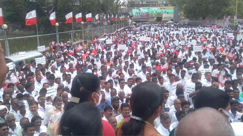 மின்கட்டண உயர்வு: அதிமுக சார்பாக கண்டன ஆர்ப்பாட்டம்