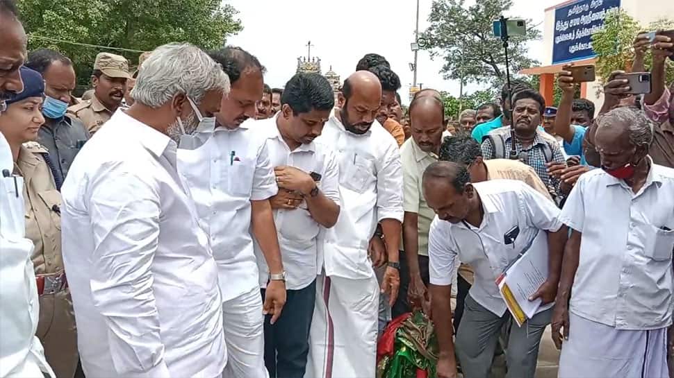 பிரகதாம்பாள் கோயில் தேர் விபத்து தொடர்பாக உரிய நடவடிக்கை எடுக்கப்படும்: சேகர் பாபு