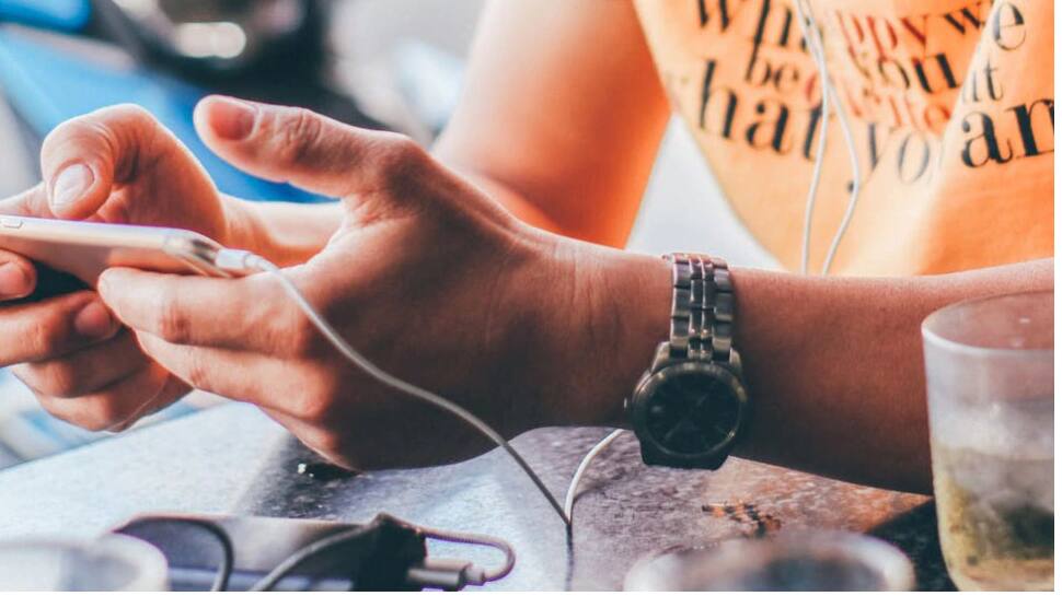 செல்போனில் நீண்ட நேரம் சார்ஜ் நிற்கணுமா; சில சூப்பர் டிப்ஸ்