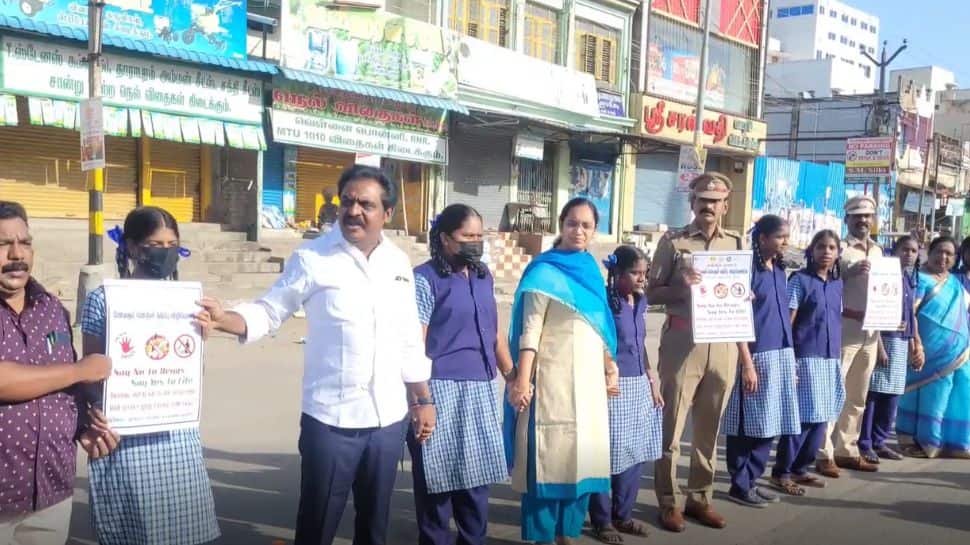 தமிழக பள்ளிகளில் போதைப்பொருட்களுக்கு எதிரான உறுதிமொழி: காஞ்சிபுரத்தில் மெகா மனித சங்கிலி