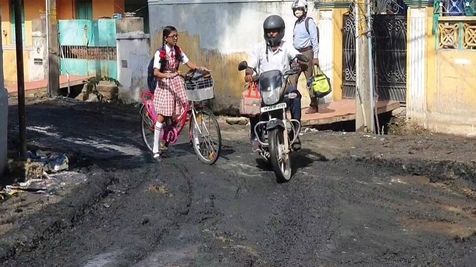 சாலையில் அள்ளிப்போடப்பட்ட சாக்கடை கழிவுகள்; வாகன ஓட்டிகள் அவதி!