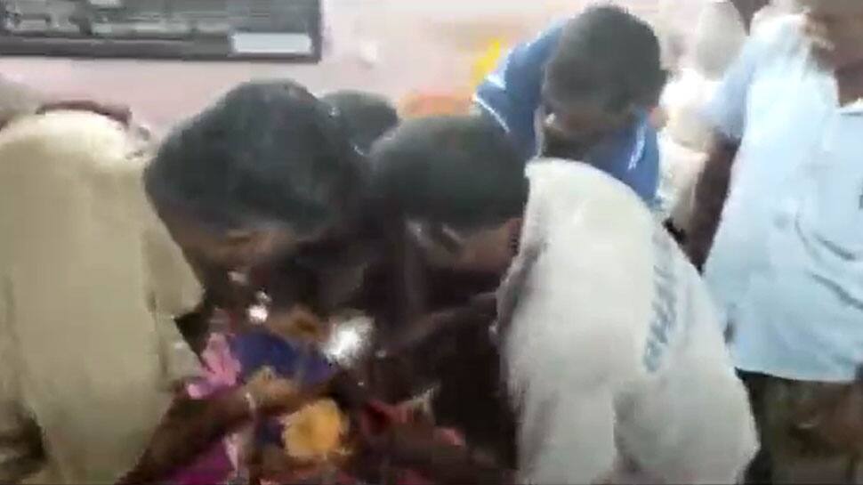 பாத்திரத்தில் மாட்டிக்கொண்ட குழந்தையின் தலை: அடுத்து என்னாச்சி?