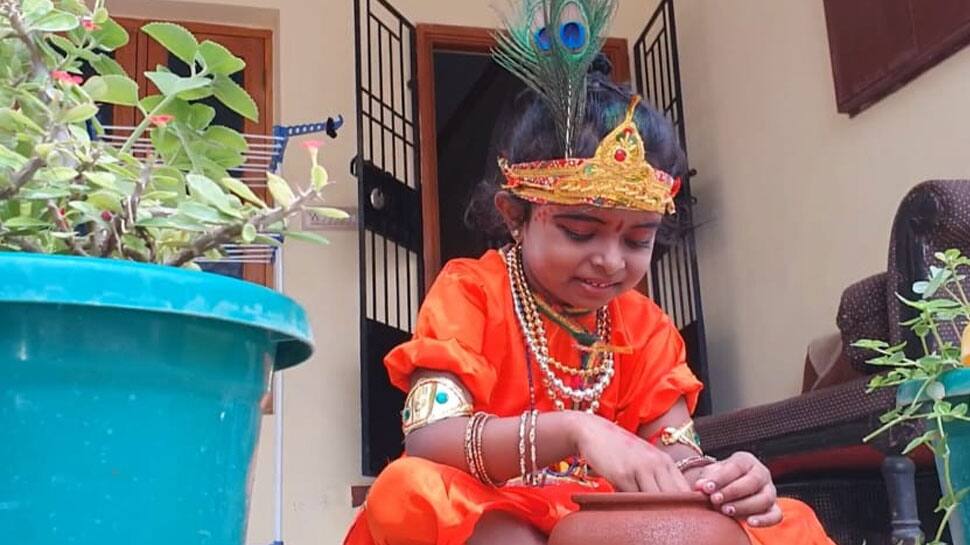 மகளின் ஆசை: கிருஷ்ணர் வேடமிட்டு மகிழ்ந்த இஸ்லாமிய தம்பதியினர்