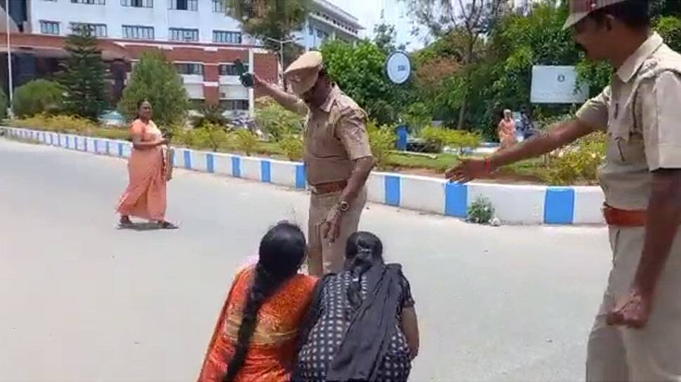 காவல்துறையினர் கால்களை பிடித்துக்கொண்டு கதறி அழுத சகோதரிகள்: சேலத்தில் பரபரப்பு