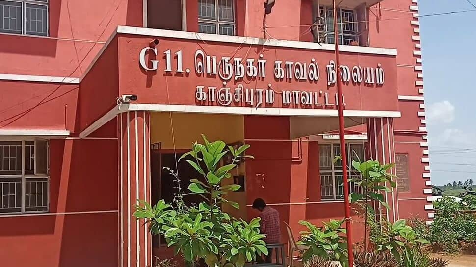 காவல் நிலைய வாசலில் வைத்து பெண்ணை ஆக்‌ரோஷமாக தாக்கிய போலீஸ் எஸ்.ஐ - வீடியோ 