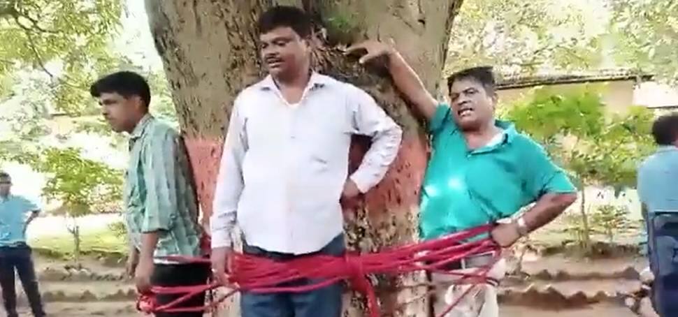 ஆசிரியரை மரத்தில் கட்டி வைத்து அடித்த மாணவர்கள் : செய்முறைத் தேர்வில் மதிப்பெண்களைக் குறைத்தது காரணமா? 