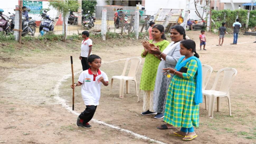  கையில் சிலம்பம் சுற்றியபடி 17 கி.மீ ஓடி சிறுமி உலக சாதனை