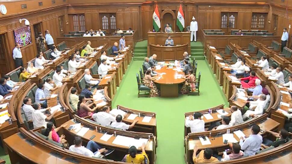 டெல்லி சட்டசபையில் இருந்து 3 பாஜக எம்எல்ஏக்கள் 'குண்டுகட்டாக' வெளியேற்றம்