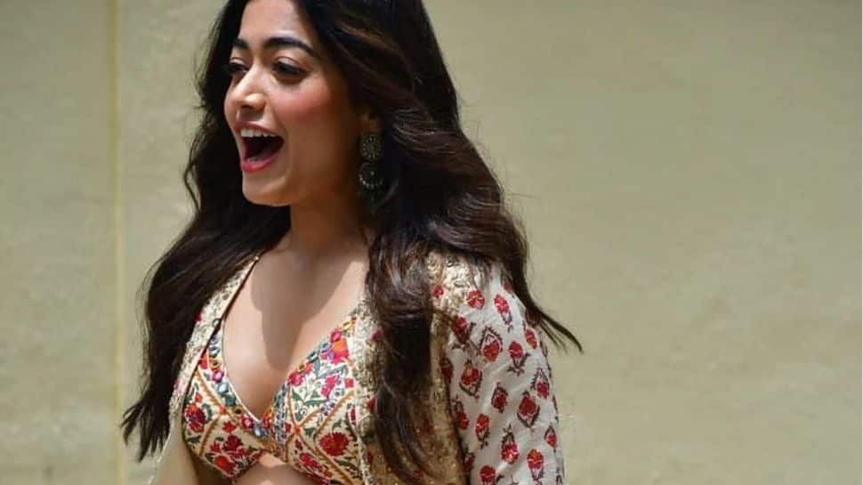 Rashmika Mandanna gets MOBBED as she visits Mumbai's Lalbaughcha Raja  Ganapathi Temple | The trouble that happened at the place of going to the  temple; Rashmika Mandhana left in a hurry -