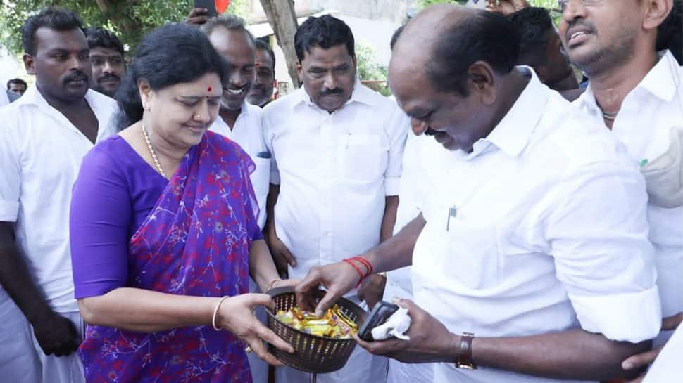 சசிகலா உடன் சந்திப்பு... ஸ்வீட் எடுத்து கொண்டாடிய வைத்தியலிங்கம்.. இதுதான் காரணம்!