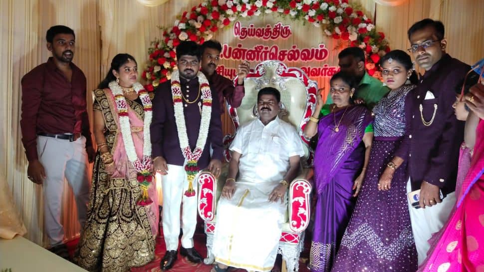 தந்தையின் மெழுகுசிலை முன்பாக திருமணம் செய்து கொண்ட மகன்: சேலத்தில் நெகழ்ச்சி சம்பவம்!!