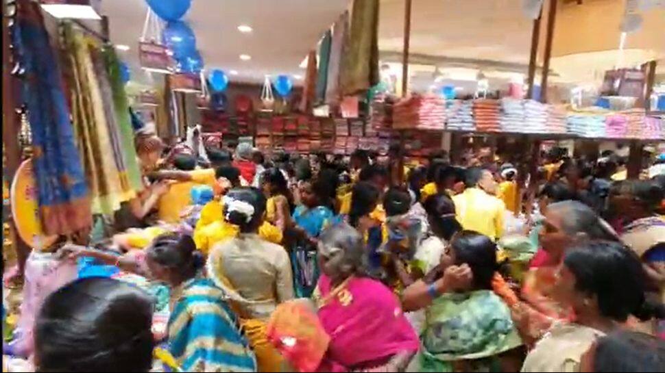 Viral News: ஒரு ரூபாய்க்கு புடவை;  அலைமோதிய பெண்கள்; திணறிய விற்பனையாளர்கள்!