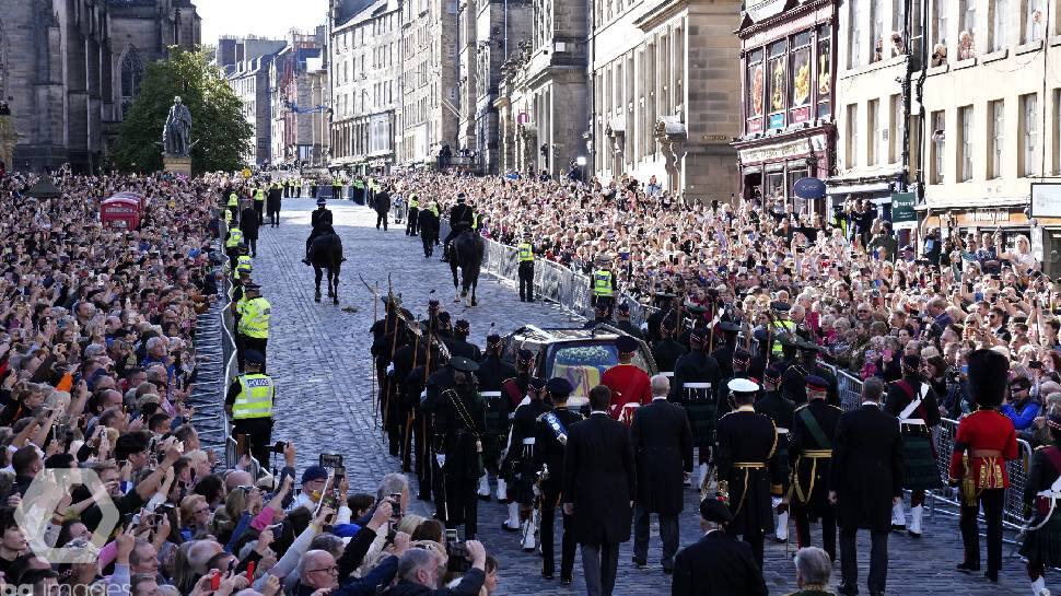 ராணி எலிசபெத்திற்கு அஞ்சலி செலுத்த 2 நாட்களாகக் காத்திருக்கும் பெண்