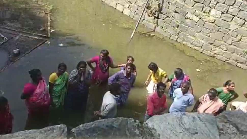 சுகாதாரமான குடிநீர் வேண்டி கிணற்றில் இறங்கி போராடிய பொதுமக்கள்