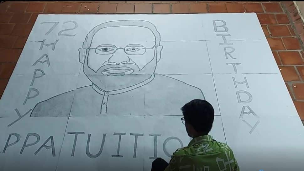 9 அடியில் 1700 முறை பிரதமர் மோடியின் பெயரை பயன்படுத்தி ஓவியம் வரைந்து மாணவன் சாருகேஷ் சாதனை